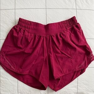 Lululemon Hotty Hot Low-Rise Lined Short 4” in size 6